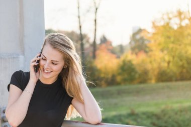 Gülümseyen genç kız arıyor.. 