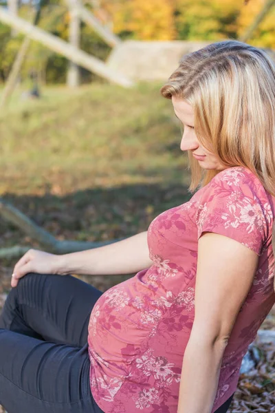 Vue latérale de la jeune femme enceinte relaxante — Photo