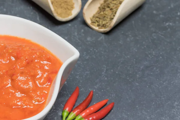 Primo piano vista dall'alto della salsa Harissa e ingredienti con copia — Foto Stock