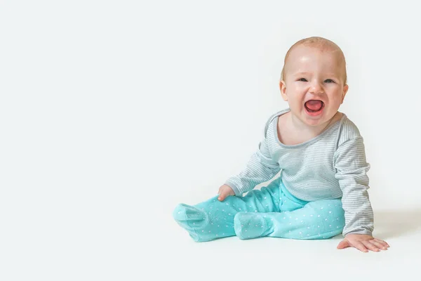 Schattig baby jongen is lachen met open mond — Stockfoto