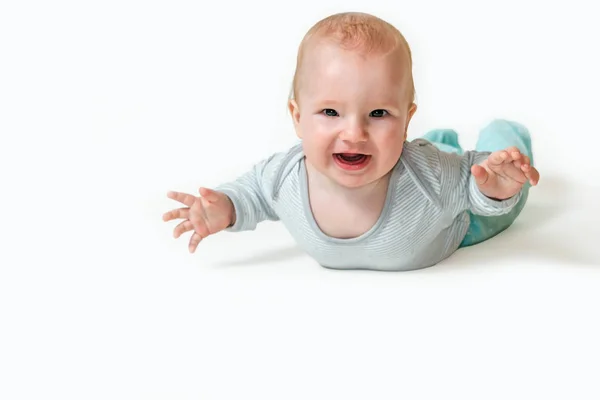 Schattige baby jongen is "vliegen" op witte achtergrond — Stockfoto