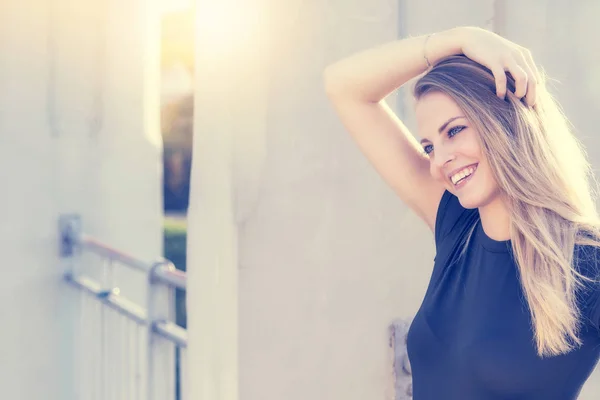 Seitenansicht Porträt einer lächelnden sexy jungen Frau — Stockfoto