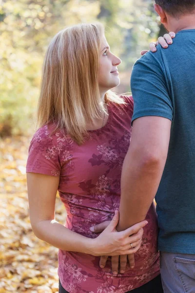 Porträtt av blivande föräldrar utomhus — Stockfoto