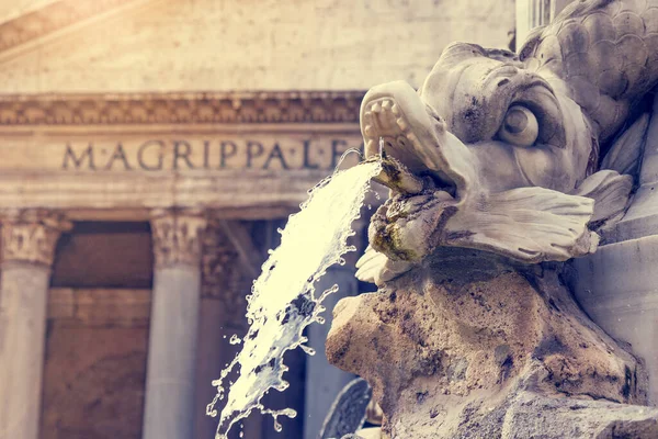 De Pantheon Fontein van dichtbij. Rome. Italië. — Stockfoto