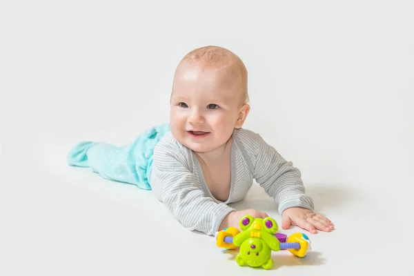 Sourire bébé garçon montre un jouet . — Photo