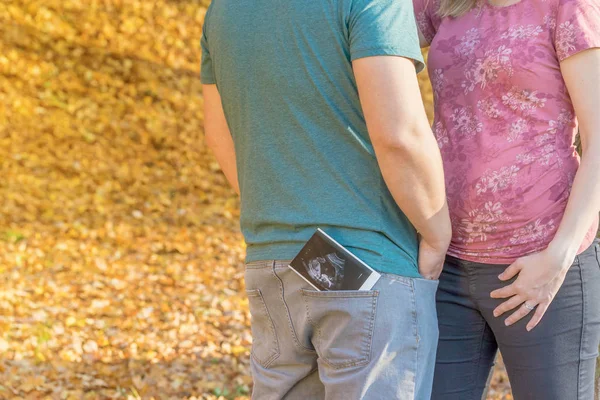 Portrait of expectant parents outdoors closeup. Horizontally. — Stockfoto