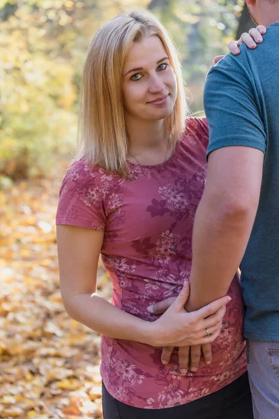 Retrato Casal Jovem Grávida Sorridente Seu Homem Que Está Segurando — Fotografia de Stock