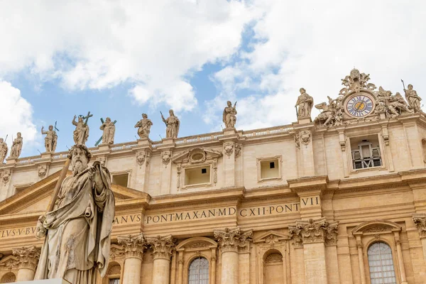 Sint Pietersbasiliek Vaticaanstad Met Het Standbeeld Van Sint Paulus Voorgrond — Stockfoto