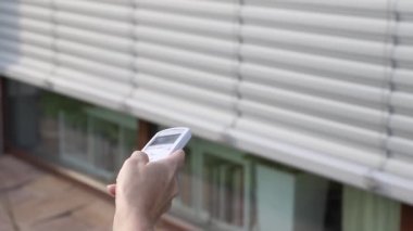 Dış pencerenin uzaktan kumandayla kör olduğunu gösteren görüntü. 