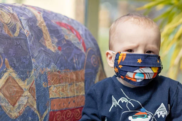 Ritratto Bambino Arrabbiato Con Maschera Protettiva Riutilizzabile Contro Coronavirus Sul — Foto Stock