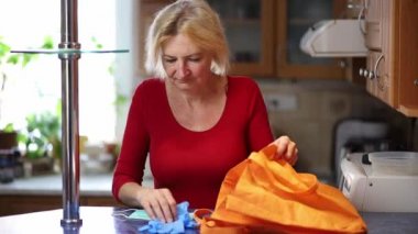 Kadın koronavirüs salgını sırasında satın almaya hazırlanıyor.