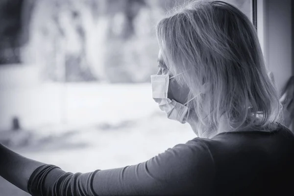 Donna Sola Quarantena Con Una Maschera Protettiva Monouso Guarda Tristemente — Foto Stock