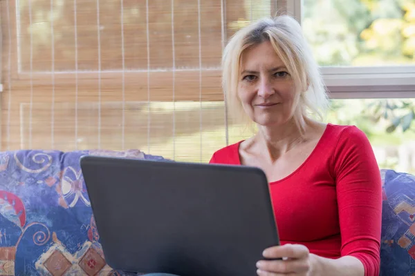 Mulher Segurando Laptop Olhando Para Câmera Está Trabalhando Casa — Fotografia de Stock