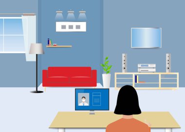 Kadın, oturma odasından bir doktorla çevrimiçi iletişim kuruyor..