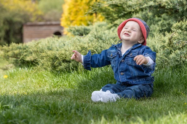 Adorabile Bambino Rilassante Seduto Sull Erba All Aperto Abbastanza Spazio — Foto Stock