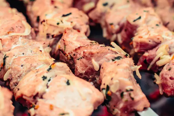 Lezzetli ızgara et mangal kışın üzerinde metal şiş üzerinde. Barbeküde pişmiş kavrulmuş et. Barbekü sığır eti taze et chop dilimleri. Geleneksel Doğu çanak, şiş kebap.