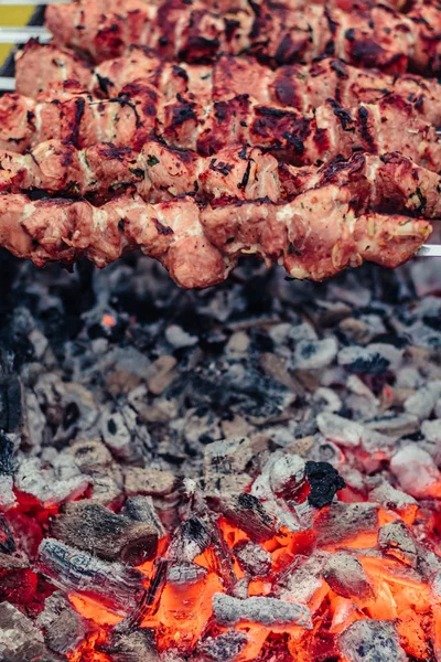 Leckeres Grillfleisch auf Metallspießen auf dem Kohlenbecken im Winter. gebratenes Fleisch auf dem Grill zubereitet. BBQ frisches Rindfleisch hacken Scheiben. traditionelles östliches Gericht, Dönerspieß. — Stockfoto