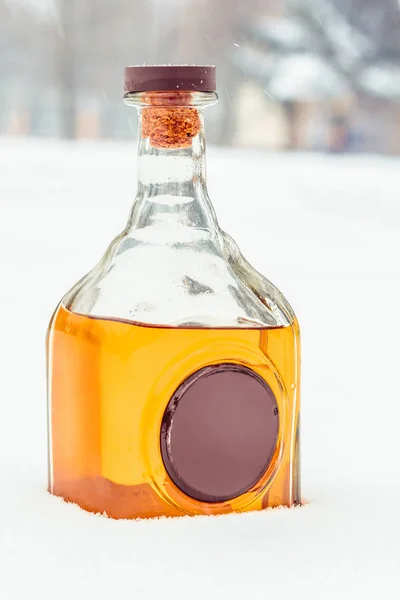 Elit alkol ve mum mühür karda cam şişe.