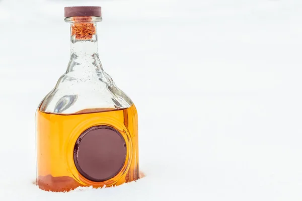 Elit alkol ve mum mühür karda cam şişe.