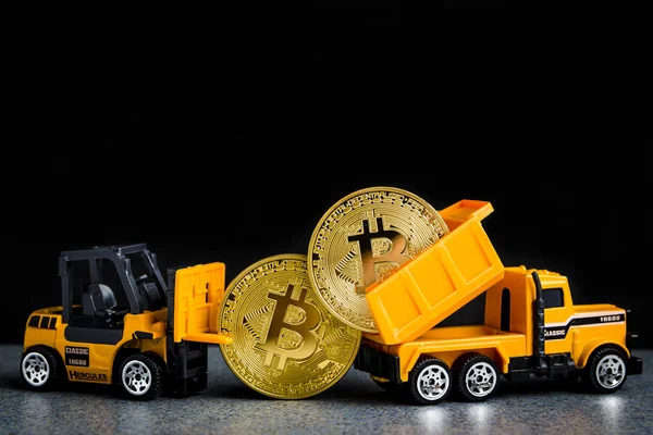 Bitcoin cryptocurrency araştırma kavramı. Blockchain teknoloji. Mini Asansör ve iki bitcoins kamyonla. Kopya alanı ile koyu arka plan.