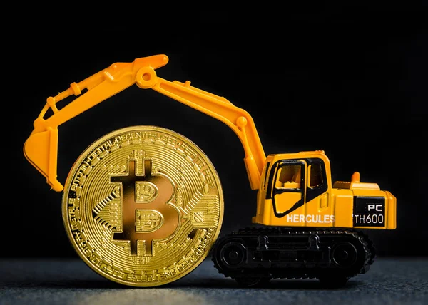 Bitcoin cryptocurrency araştırma kavramı. Blockchain teknoloji. Minyatür Ekskavatör Bitcoin madeni para ile. Kopya alanı ile.