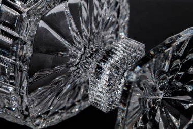 Kristal şeker kasesi siyah arka planda izole edilmiş.