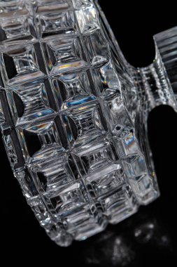 Kristal şeker kasesi siyah arka planda izole edilmiş.