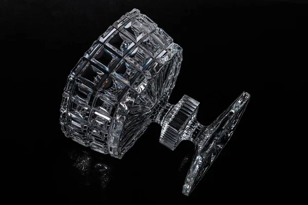Kristal şeker kasesi siyah arka planda izole edilmiş.