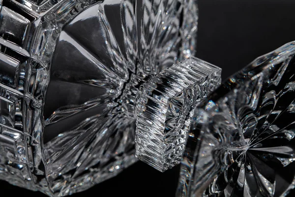 Kristal şeker kasesi siyah arka planda izole edilmiş.