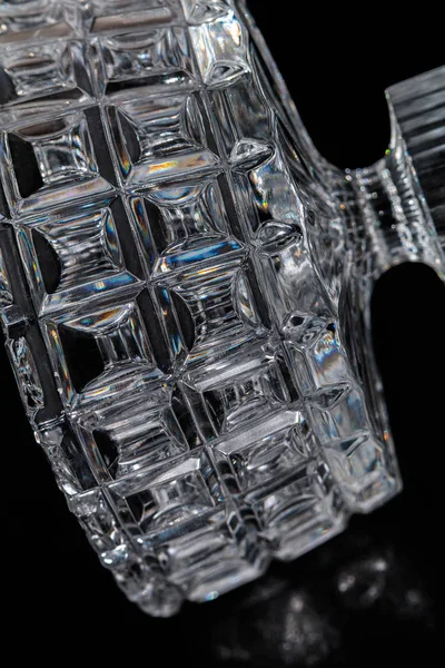 Kristal şeker kasesi siyah arka planda izole edilmiş.