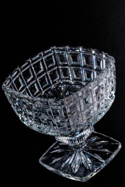 Kristal şeker kasesi siyah arka planda izole edilmiş.