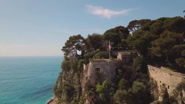 Monaco - 2018: Monte-Carlo-Flagge auf dem Berg — Stockvideo