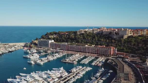 Monaco - 2018: Drone aéreo Monte Carlo Barcos de estacionamento — Vídeo de Stock