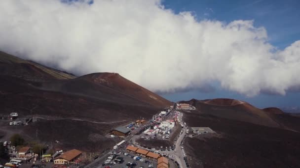 Turistas en la cresta del cráter lateral del Monte Etna. Sicilia, Italia . — Vídeos de Stock