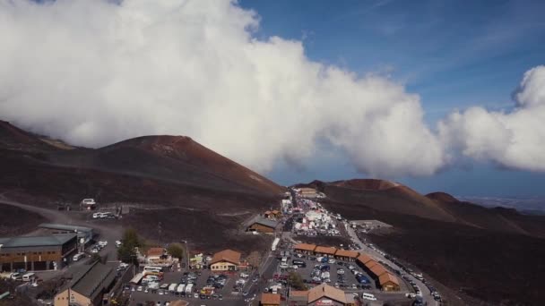 에트나산 측면 분화구의 꼭대기에 있는 관광객들 이다. 이탈리아 의시 칠리아. — 비디오