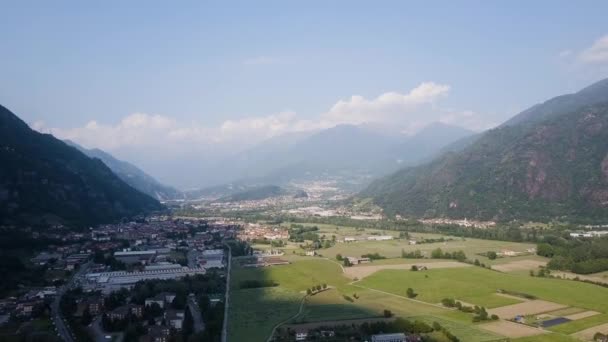 空中の美しい景色。山にイタリアの家 — ストック動画