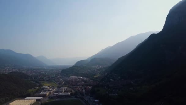 Vista aérea hermosa. Casas italianas en la montaña — Vídeos de Stock