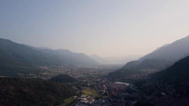 Havadan güzel bir manzara. Dağdaki İtalyan evleri