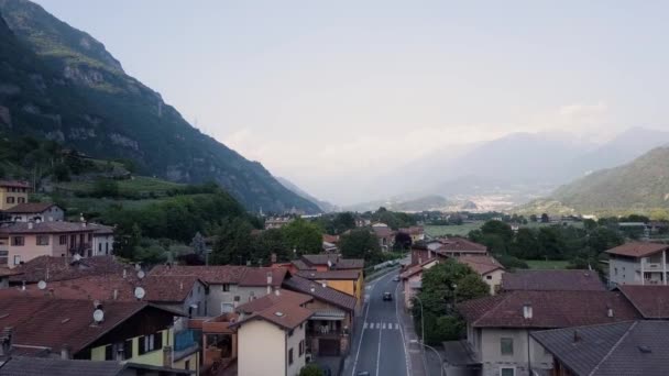 Vista aérea hermosa. Casas italianas en la montaña — Vídeos de Stock