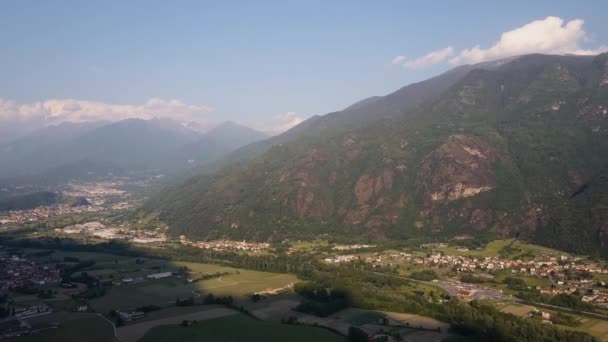 Letecký krásný výhled. Italské domy na hoře — Stock video