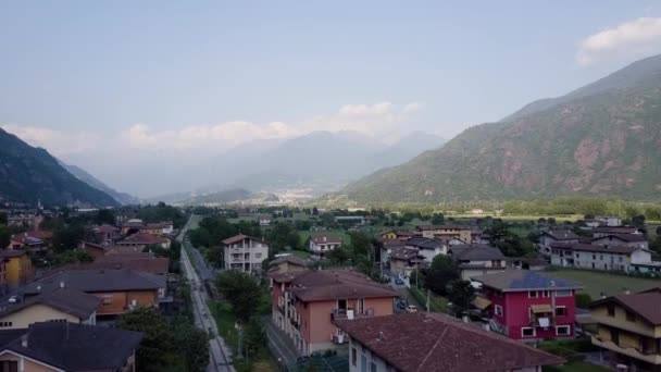 空中美丽的风景。山上的意大利房子 — 图库视频影像