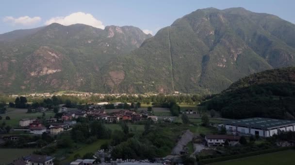 Vista aérea hermosa. Casas italianas en la montaña — Vídeo de stock