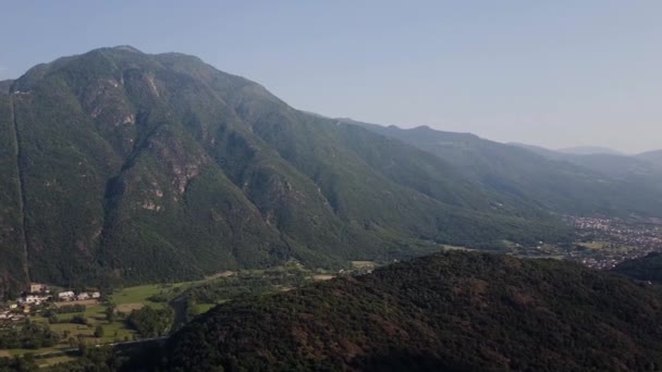 Een prachtig uitzicht vanuit de lucht. Italiaanse huizen op de berg — Stockvideo