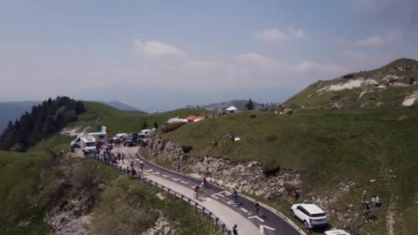 Aérea de las montañas carretera de Bassano del Grappa, Italia. Giro 2017, 27 de mayo — Vídeo de stock