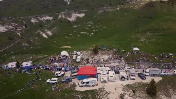 イタリアのバッサーノ・デル・グラッパから山道の空中。ジロ2017年5月27日 — ストック動画
