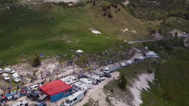 Воздушная дорога из Бассано-дель-Граппа, Италия. Джиро 2017, 27 мая — стоковое видео