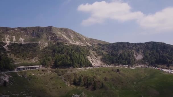 Aérea de las montañas carretera de Bassano del Grappa, Italia. Giro 2017, 27 de mayo — Vídeo de stock