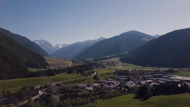 Veduta aerea bellissima. Case italiane sulla montagna. Città alpina nella valle — Video Stock