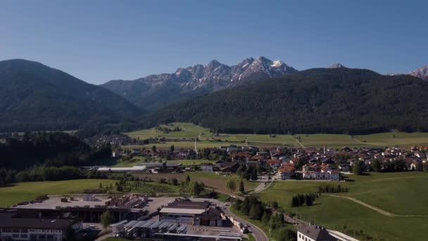 Gyönyörű a kilátás. Olasz házak a hegyen. Alpok város a völgyben — Stock videók