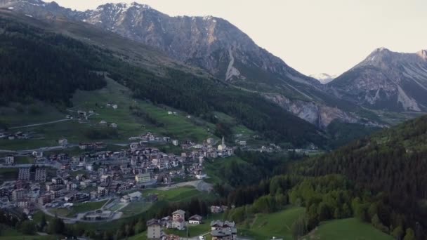 Vista aérea hermosa. Casas italianas en la montaña. Ciudad alpina en el valle — Vídeos de Stock